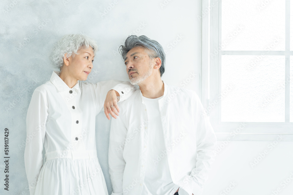 グレイヘアのシニア夫婦