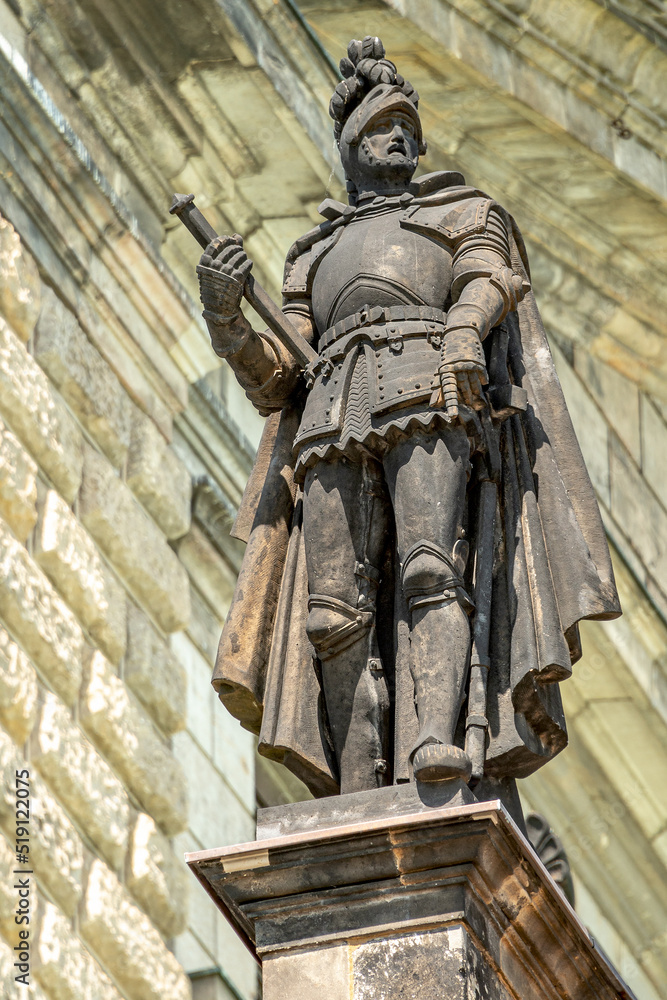 Obraz premium Statues of knights on the roof of the city opera house. Cityscape over historical and touristic center in Dresden downtown, Dresden, Germany