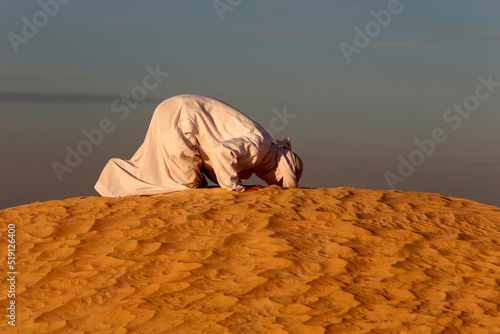 Valokuva Beduin praying in the Sahara