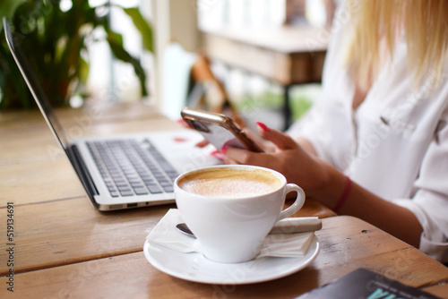 Praca na telefonie z kawiarnii 