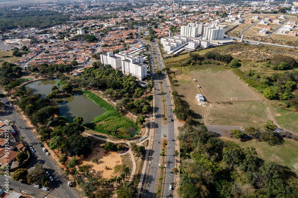 Fotografia aérea da cidade de Paulínia, interior de São Paulo. Casas, prédios e parques na charmosa cidade interiorana. 