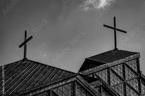 Krzyże na szczycie kościoła. Kraków - Nowa Huta os. Szklane Domy