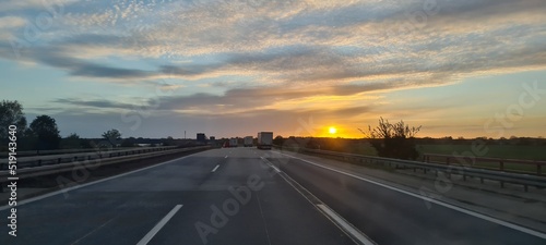Ein Sonnenaufgang über der Autobahn
