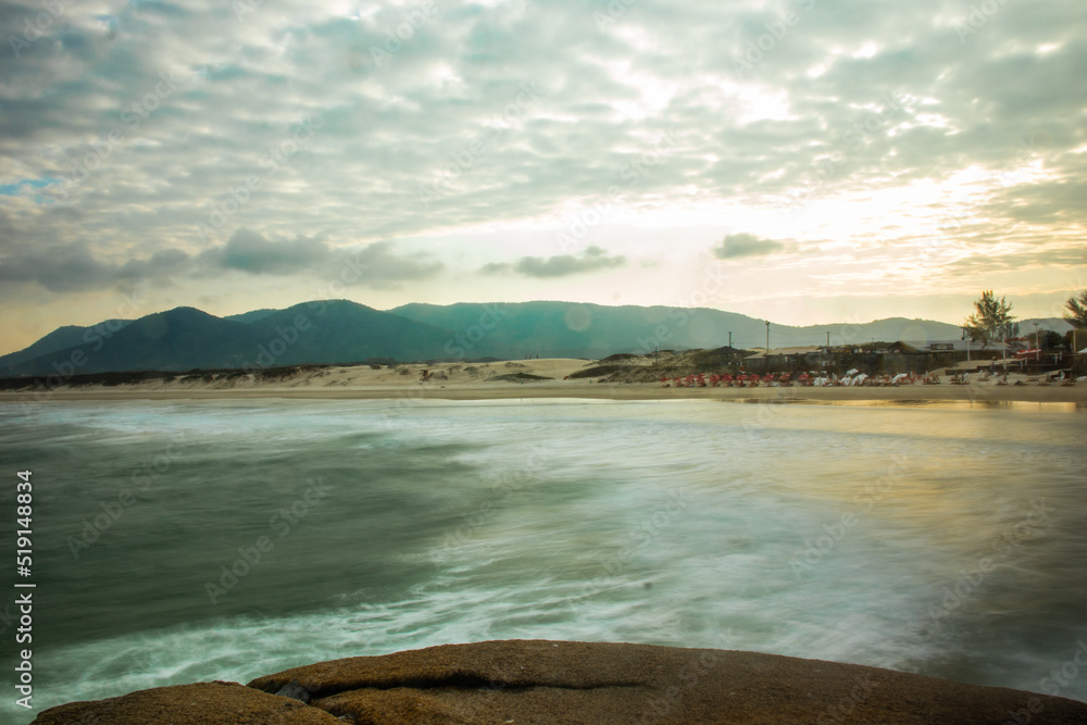 Paisagem wallpaper praia rocha e montanhas no entardecer Paisagem wallpaper praia rocha e montanhas no entardecer