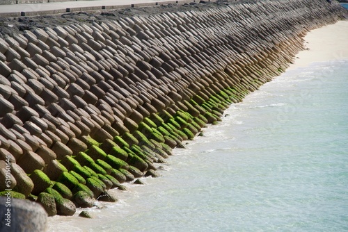 Foto Rounded embankment and ground contact with the sea