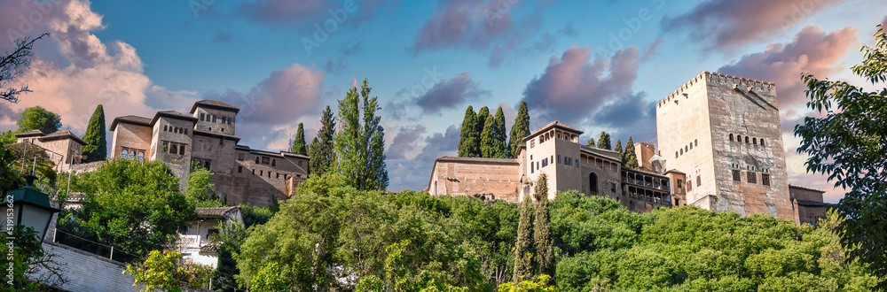 Panorámica de la Alhambra de Granada a media mañana vista desde el mirador del rey chico, España