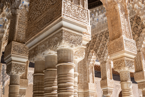 Bosque de columnas de arte árabe nazarí en el templete oeste de la Alhambra de Granada, España photo