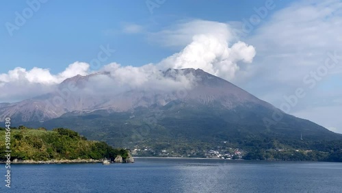 錦江湾に浮かぶ桜島 海上からの風景 アップ