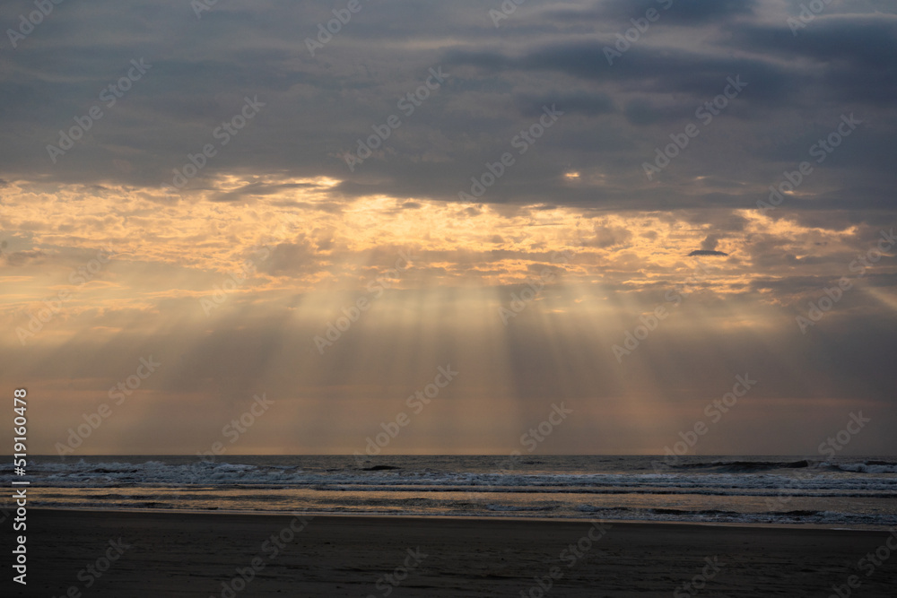 Obraz premium sunshine over the ocean 