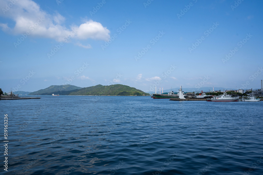 波、穏やかな徳山港から大津島を臨む