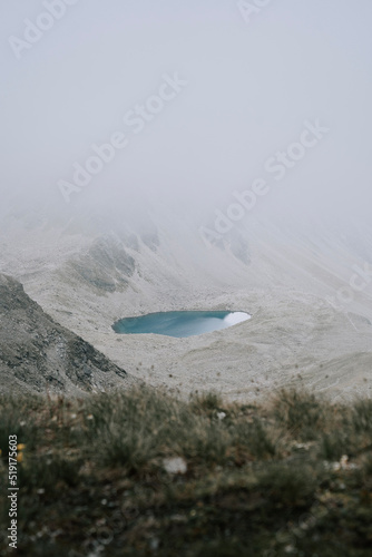 Ein blauber See in den Bergen zwischen Wolken. Schlechte Sicht und Wetter in den Bergen mit der Drohne 2