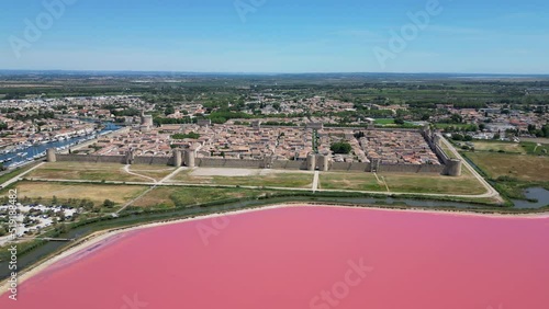 Aigues-Mortes, ville de camargue dans le sud de la France avec ses marais salants à proximité