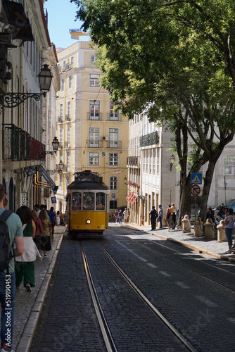 tranvía por las calles de Lisboa