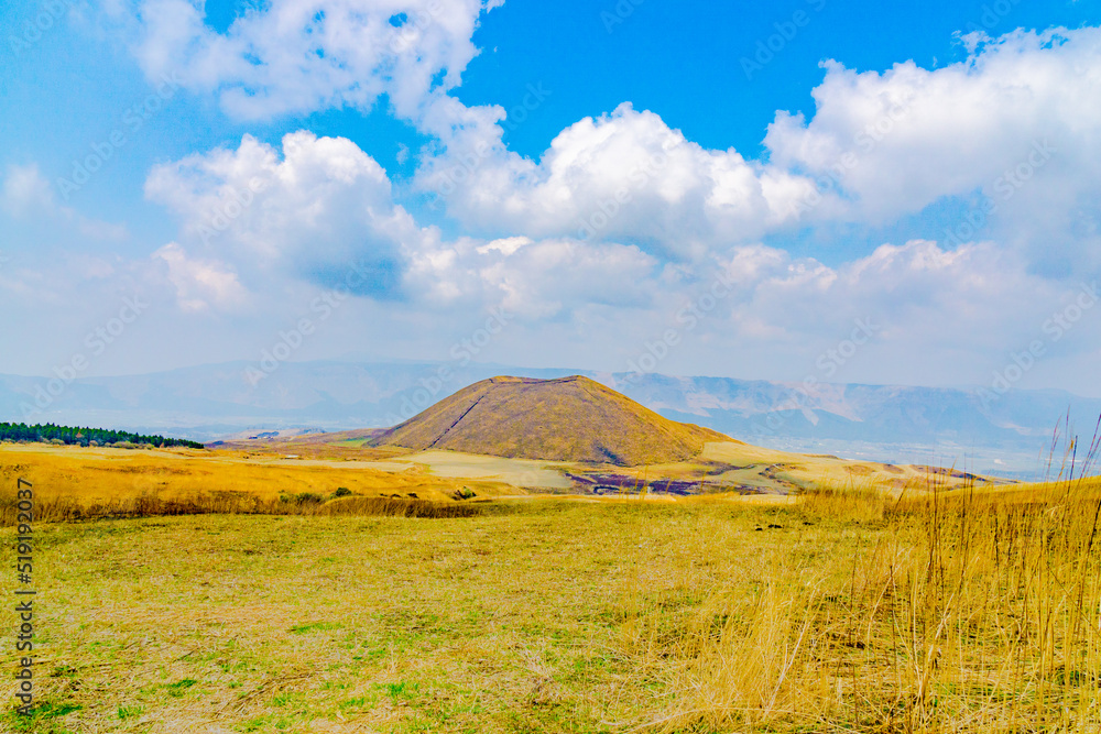 Fototapeta premium 阿蘇吉田線から眺める米塚。
