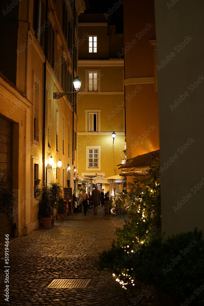 callejon de noche en roma