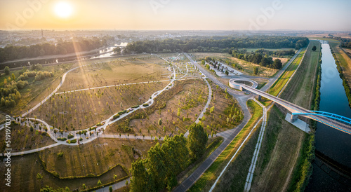 park 800-lecia miasta Opola i most im. Joachima Halupczoka nad Kanałem Ulgi w Opolu w widoku z drona