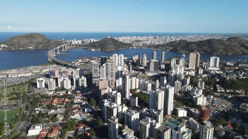 Imagem aérea da cidade de Vitória, mostrando a ponte, o centro, a Reta da Penha, Enseada do Suá, Bahia de Vitória e o Shopping Vitória.
