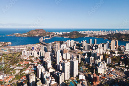Imagem aérea da cidade de Vitória, mostrando a ponte, o centro, a Reta da Penha, Enseada do Suá, Bahia de Vitória e o Shopping Vitória.