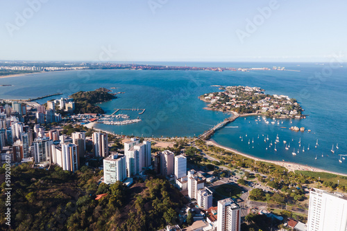 Imagem aérea da cidade de Vitória, mostrando a ponte, o centro, a Reta da Penha, Enseada do Suá, Bahia de Vitória e o Shopping Vitória.