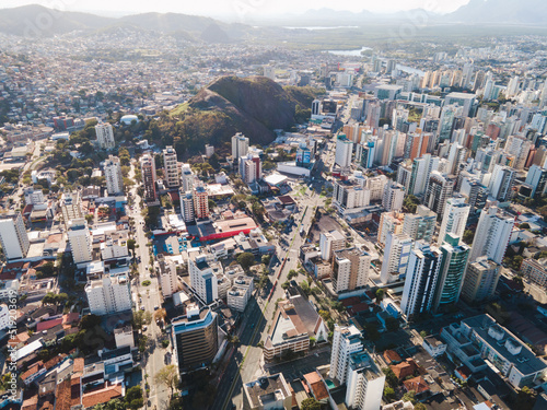 Imagem aérea da cidade de Vitória, mostrando a ponte, o centro, a Reta da Penha, Enseada do Suá, Bahia de Vitória e o Shopping Vitória.