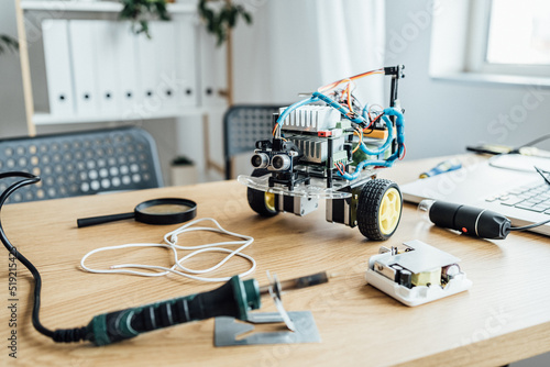 Valokuva Shot of a building robot constructor car standing at the table