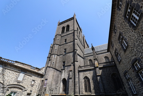 La cathédrale Saint Pierre, vue de l'extérieur, ville de Saint Flour, département du Cantal, France