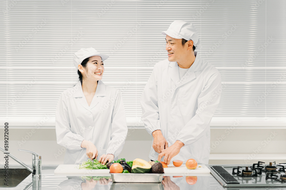 食品工場・給食センター・スーパーで働く男女の調理員
食品工場・給食センター・スーパーで働く男女の調理員