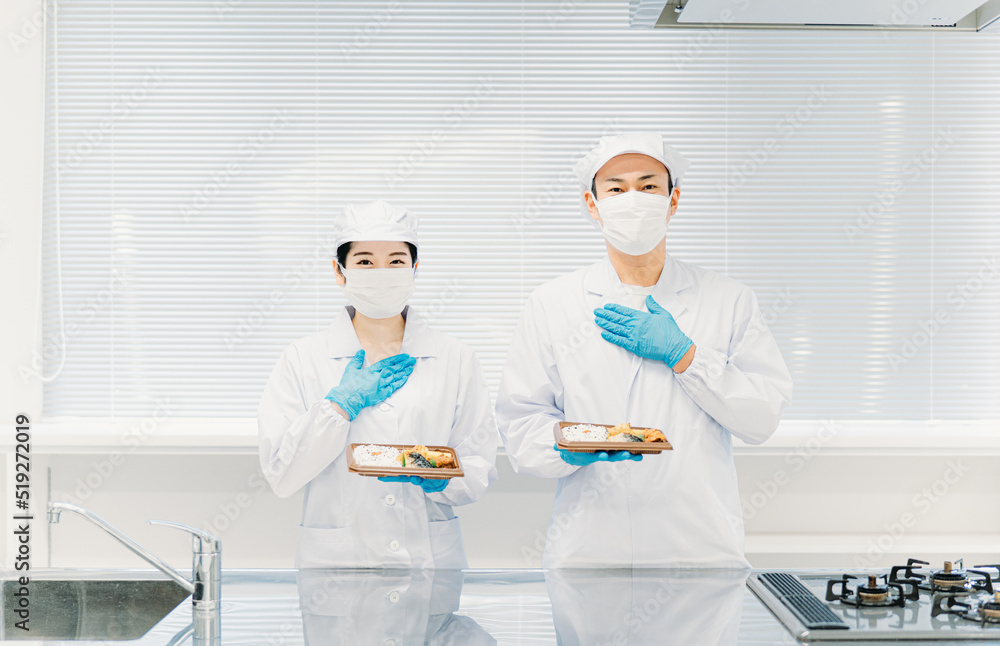 お弁当の盛り付けをする男女(食品加工・手袋)
お弁当の盛り付けをする男女(食品加工・手袋)