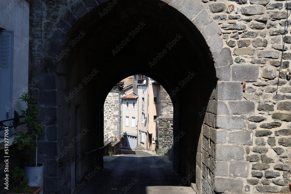 Fototapeta premium Rue typique, ville de Saint Flour, département du Cantal, France
