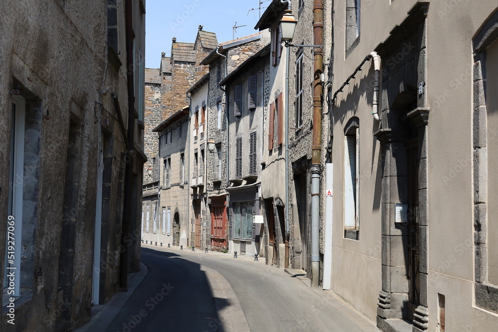 Rue typique, ville de Saint Flour, département du Cantal, France