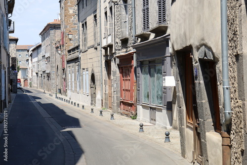 Rue typique, ville de Saint Flour, département du Cantal, France photo