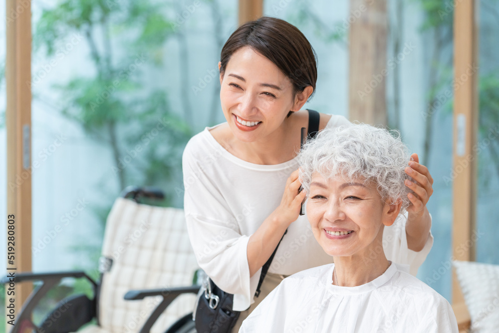 Obraz premium シニア女性と訪問美容師（ヘアセット・ヘアカット・家・老人ホーム・介護）