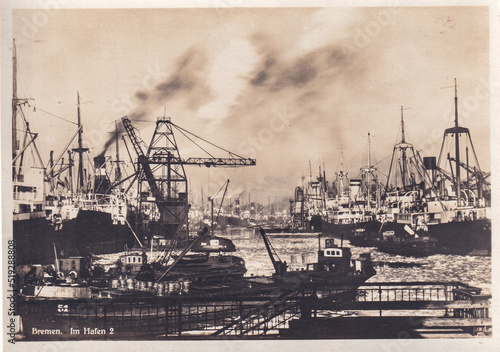 Bremer Hafengeschichte; Hafenszene aus dem Freihafen aus den 1930er Jahren (original Postkarte) photo