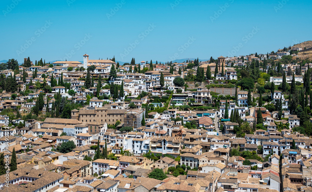 Vista aérea de la ciudad de Granada desde un mirador de la Alhambra, España