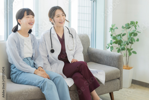 女性医師と女の子 © japolia