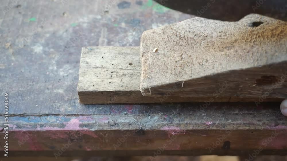 Hand pulling nails manually, carpenters, furniture, cupboards and wood-based furniture Hand pulling nails manually, carpenters, furniture, cupboards and wood-based furniture
