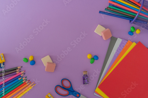 material escolar para vuelta al colegio, multicolor, con espacio para texto y fondo lila