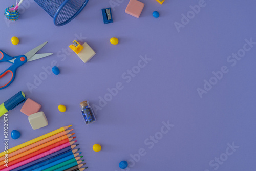 material escolar para vuelta al colegio, multicolor, con espacio para texto y fondo azul