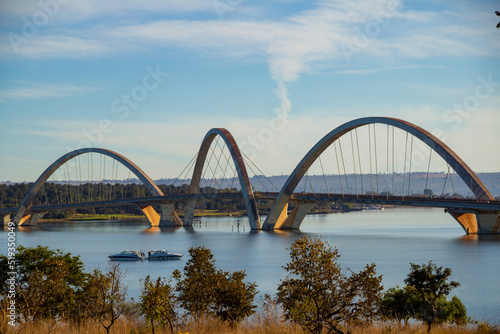 Paisagem do Lago Paranoá com a Ponte Juscelino Kubitschek na cidade de Brasília. © Angela