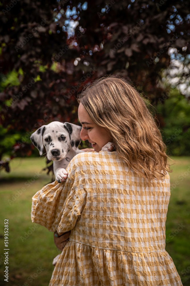 junge Frau mit Dalmatinerwelpe