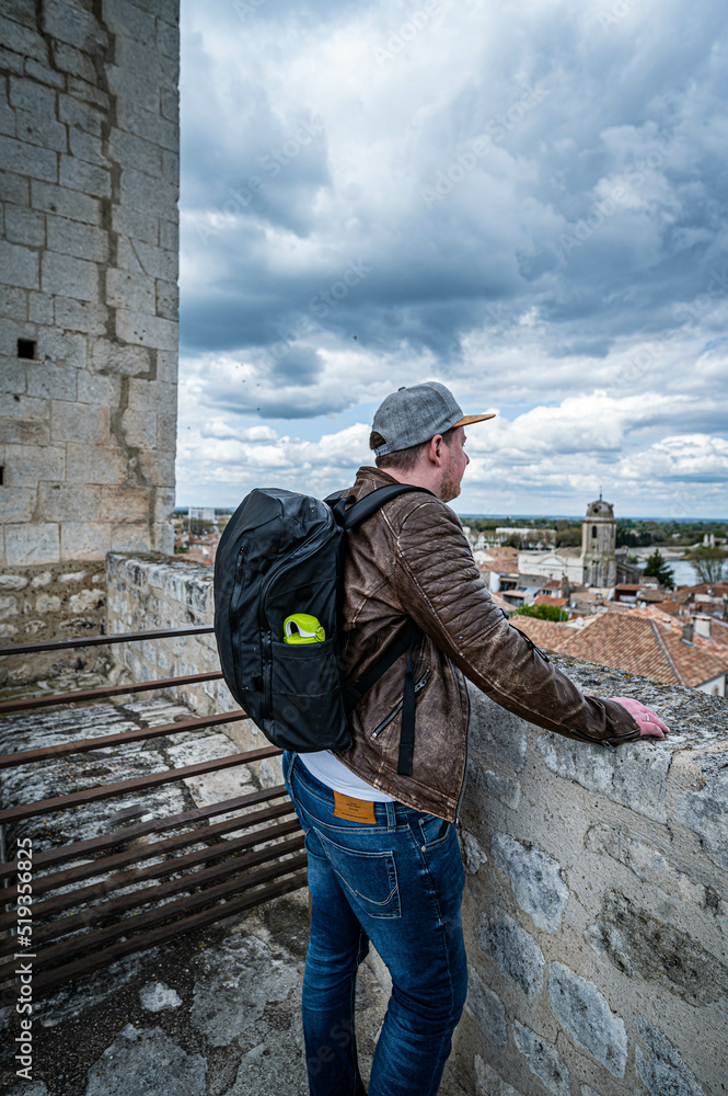 Fototapeta premium junger Mann mit Rucksack blickt über Arles