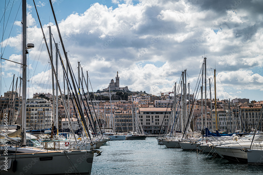 viele Boote im alten Hafen (Vieux-Port) von Marseille mit Blick auf Notre Dame