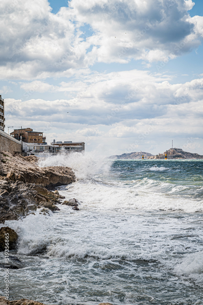 Stürmische Wellen preschen an Küste in Marseille / Mittelmeer / Südfrankfreich.