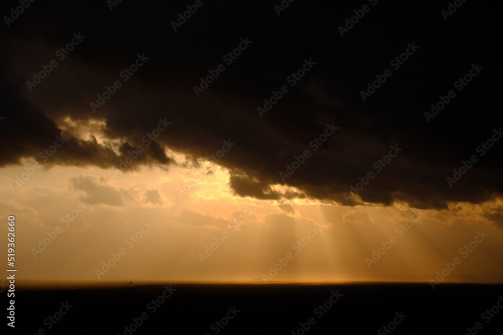 雲間から海を照らす夕日 雲間から海を照らす夕日