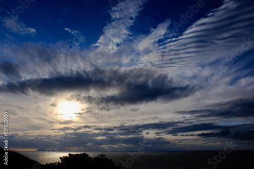 青空と雲に霞む夕日