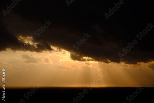 雲間から海を照らす夕日