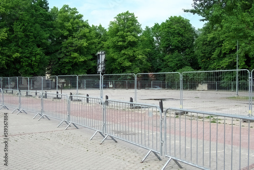 Foto Steel mobile fence on the street