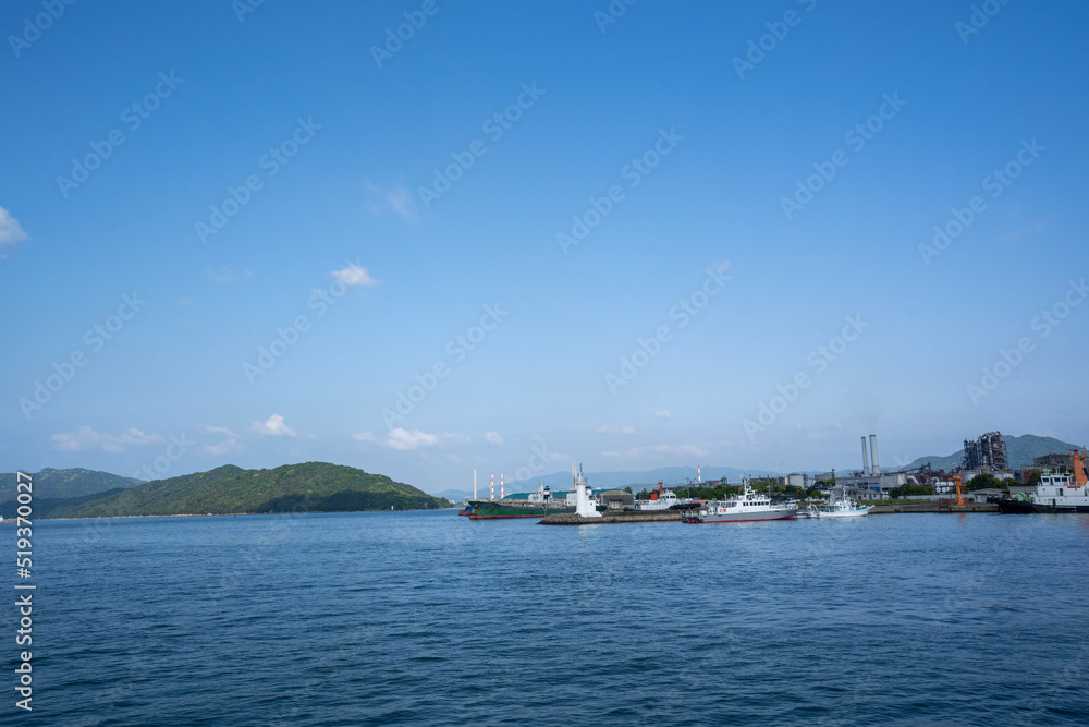 澄んだ空と穏やかな波の5月の徳山港