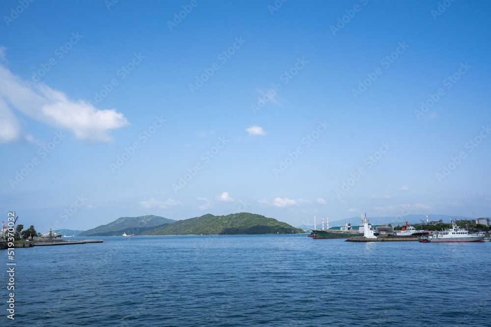 瀬戸内の島による穏やかな波と青空の徳山港