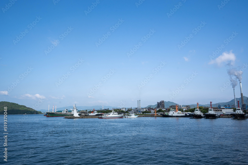 徳山港の安全を守る灯台と巡視船